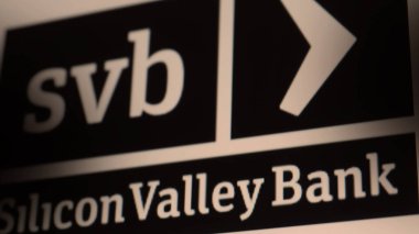 Bangkok Tayland. 15 Mart 2023. SVB Bank logosu. Dijital ekranda Silikon Vadisi Bankası 'nın logosu. 2023 'te Silikon Vadisi Bankası' nın iflası. Silikon Vadisi Bankası Amerika Birleşik Devletleri bankasının ilk 20 'si.