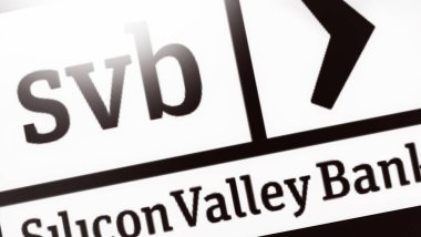 Bangkok Tayland. 15 Mart 2023. SVB Bank logosu. Dijital ekranda Silikon Vadisi Bankası 'nın logosu. 2023 'te Silikon Vadisi Bankası' nın iflası. Silikon Vadisi Bankası Amerika Birleşik Devletleri bankasının ilk 20 'si.