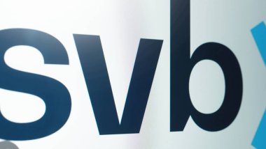 Bangkok Tayland. 15 Mart 2023. SVB Bank logosu. Dijital ekranda Silikon Vadisi Bankası 'nın logosu. 2023 'te Silikon Vadisi Bankası' nın iflası. Silikon Vadisi Bankası Amerika Birleşik Devletleri bankasının ilk 20 'si.