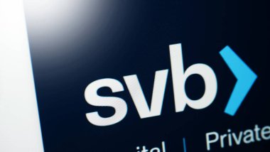 Bangkok Tayland. 15 Mart 2023. SVB Bank logosu. Dijital ekranda Silikon Vadisi Bankası 'nın logosu. 2023 'te Silikon Vadisi Bankası' nın iflası. Silikon Vadisi Bankası Amerika Birleşik Devletleri bankasının ilk 20 'si.