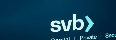 Bangkok Tayland. 15 Mart 2023. SVB Bank logosu. Dijital ekranda Silikon Vadisi Bankası 'nın logosu. 2023 'te Silikon Vadisi Bankası' nın iflası. Silikon Vadisi Bankası Amerika Birleşik Devletleri bankasının ilk 20 'si.