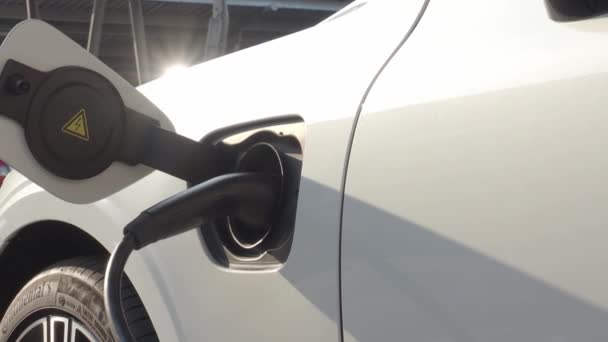 Evカーの充電 将来の輸送エネルギー技術である駐車場でのEv充電器クイック充電タイプを使用しています Ev充電器車駅充電使用電気機関車用AcまたはDcソケットプラグ — ストック動画