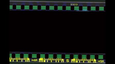 Boş eski film şeridi çerçeve arka planı. Sayılarla sınırlandırılmış geçmişe dönük filmler. Film taraması. Film fotoğraflarındaki dijital sayı ve bezel tarandı. 35 mm 'lik film kareleri Bezel' de kullanım izleriyle tarandı. 