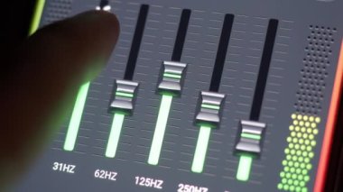 Dijital ekranda el ayarı Ses Dengeleyicisi. Dijital müzik ayarlanıyor. Monitörde 5 ölçü Bass Treble ve Middle Sound Bar ayarlanıyor. Ses eşitleyicisi siyaha ayarlı. Keyif için müzik eşitleyici kurulumu.