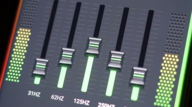 Dijital ekranda el ayarı Ses Dengeleyicisi. Dijital müzik ayarlanıyor. Monitörde 5 ölçü Bass Treble ve Middle Sound Bar ayarlanıyor. Ses eşitleyicisi siyaha ayarlı. Keyif için müzik eşitleyici kurulumu.