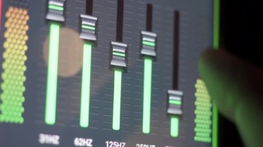 Dijital ekranda el ayarı Ses Dengeleyicisi. Dijital müzik ayarlanıyor. Monitörde 5 ölçü Bass Treble ve Middle Sound Bar ayarlanıyor. Ses eşitleyicisi siyaha ayarlı. Keyif için müzik eşitleyici kurulumu.