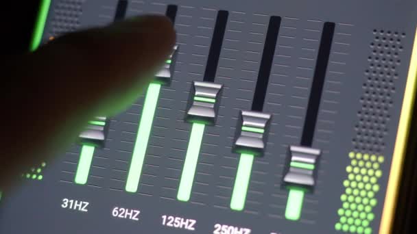 数字屏幕上的手动调音均衡器 数字音乐的声音调整 在监视器上设置5条Bass Treble和Middle Sound Bar 黑色的音频均衡器 音乐均衡器设置享受 — 图库视频影像