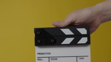 Sinema kamerası kaydının önüne film tahtası ya da film şeridi çarpar. El ele tutuşup boş film tahtasını tutarak alkışlıyoruz. Video prodüksiyonu için açık ve kapalı film sayfası. film üretimi.
