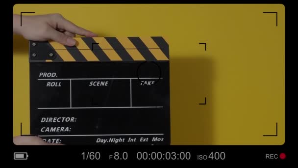 Slate Film Atau Clapperboard Film Memukul Depan Rekaman Kamera Bioskop — Stok Video