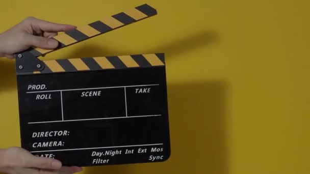 Slate Film Atau Clapperboard Film Memukul Depan Rekaman Kamera Bioskop — Stok Video