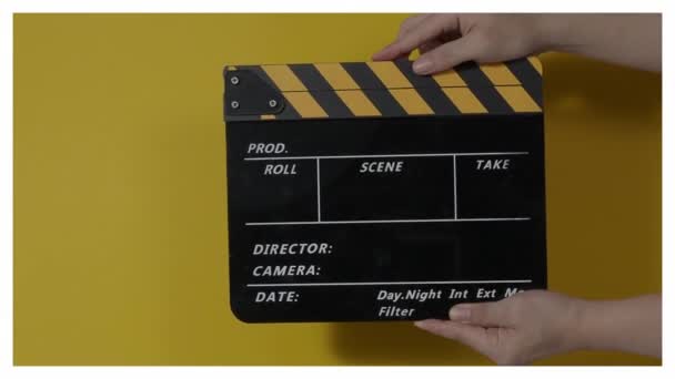 Tabliczka Filmowa Lub Klapa Filmowa Uderzająca Przed Kamerą Kinową Zamknij — Wideo stockowe