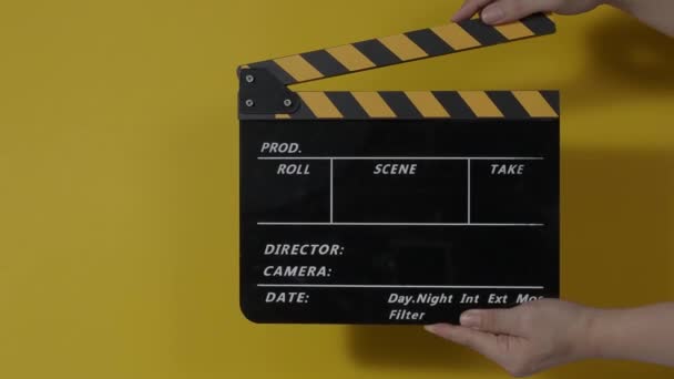 Sinema Kamerası Kaydının Önüne Film Tahtası Film Şeridi Çarpar Ele — Stok video