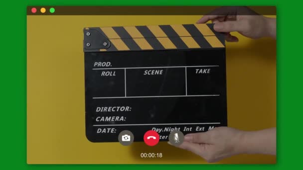 电影片断或电影片断击中前的电影摄影机录音 紧紧抓住空白的胶片板 拍拍它 打开和关闭胶片板用于视频制作 电影制作 — 图库视频影像