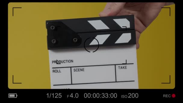 Ταινία Σχιστόλιθο Ταινία Clapperboard Χτύπημα Μπροστά Από Κινηματογραφική Κάμερα Εγγραφής — Αρχείο Βίντεο