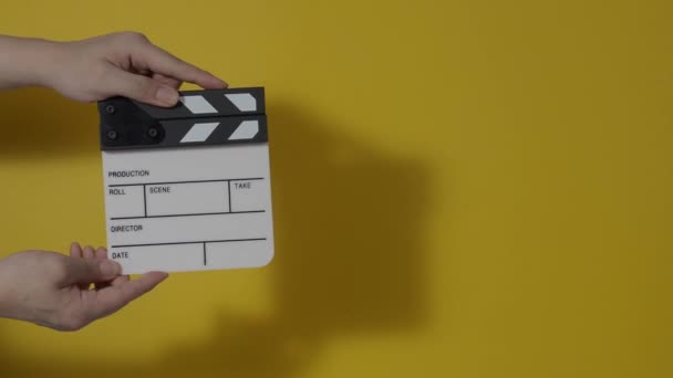 Tabliczka Filmowa Lub Klapa Filmowa Uderzająca Przed Kamerą Kinową Zamknij — Wideo stockowe