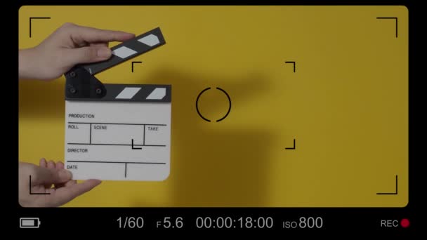 Ταινία Σχιστόλιθο Ταινία Clapperboard Χτύπημα Μπροστά Από Κινηματογραφική Κάμερα Εγγραφής — Αρχείο Βίντεο