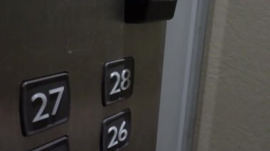 Asansör düğmesine basıyorum. Ofis binasının ya da otelin üst katındaki asansör düğmesine bas. Modern konut binasının asansör düğmesine basılıyor. Asansörde. Dezenfeksiyon asansörü.