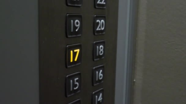 Σπρώχνω Κουμπί Του Ασανσέρ Πατώντας Χέρι Κουμπί Ανελκυστήρα Μέχρι Υψηλό — Αρχείο Βίντεο