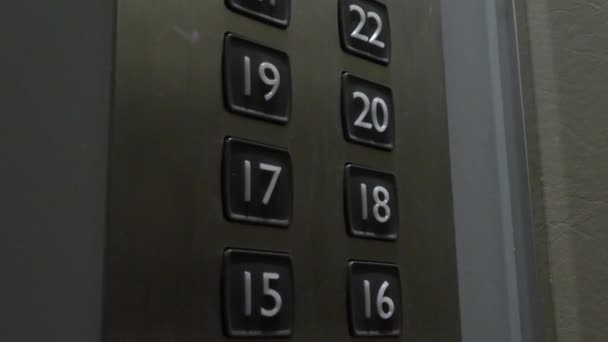 エレベーターボタンを押す オフィスビルやホテルの高層階までのハンドプレスリフトボタン 現代の住宅マンションのエレベーターボタンを押してください エレベーターの中だ 消毒リフトを使用する — ストック動画