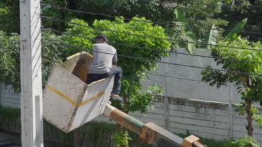 Yükseklik kaldırma platformunda çalışan işçiler yeni sokak lambaları kuruyor. Elektrik işçisi sokak lambasını monte ediyor. Eski lambaları yeni LED ışıklandırmalarla değiştiriyoruz. Teknisyen ışık tamir direği