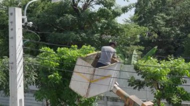 Yükseklik kaldırma platformunda çalışan işçiler yeni sokak lambaları kuruyor. Elektrik işçisi sokak lambasını monte ediyor. Eski lambaları yeni LED ışıklandırmalarla değiştiriyoruz. Teknisyen ışık tamir direği