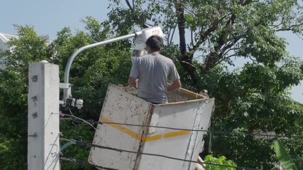 곳에서 일하는 인부가 새로운 가로등을 설치하는 설치하고 있습니다 기술자가 가로등을 — 비디오
