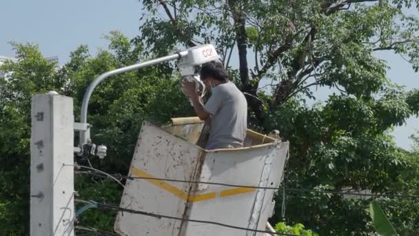 Trabajador Plataforma Elevación Altura Instalando Nueva Bombilla Calle Electricista Servicio — Vídeos de Stock