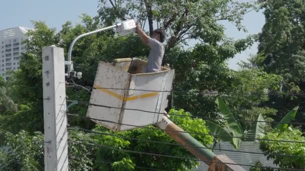 곳에서 일하는 인부가 새로운 가로등을 설치하는 설치하고 있습니다 기술자가 가로등을 — 비디오
