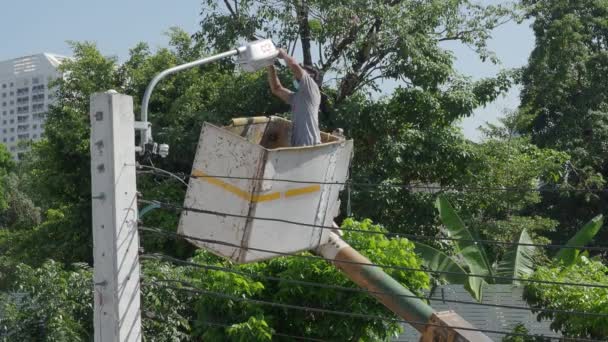 Trabajador Plataforma Elevación Altura Instalando Nueva Bombilla Calle Electricista Servicio — Vídeo de stock
