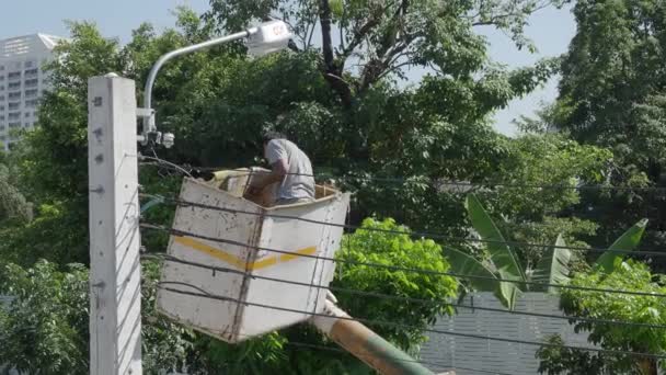 Worker Height Lifting Platform Installing New Street Light Bulb Electrician — Stock Video
