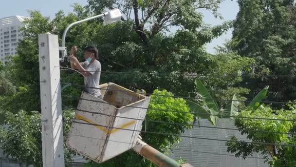 Worker Height Lifting Platform Installing New Street Light Bulb Electrician — Stock Video
