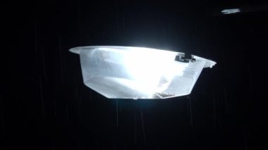 Yağmur Gecesi ve sokak lambası. Yağmur Damlaları 'nın yağmur mevsiminde 4K görüntüsü. Gerçek yağmur geceleri hızlıdır. Sağanak yağmur. 4K Yağmur Düşen Görüntüler. Yağmur Damlası Sokak lambası ve siyah arkaplan