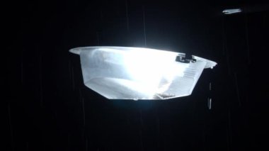 Yağmur Gecesi ve sokak lambası. Yağmur Damlaları 'nın yağmur mevsiminde 4K görüntüsü. Gerçek yağmur geceleri hızlıdır. Sağanak yağmur. 4K Yağmur Düşen Görüntüler. Yağmur Damlası Sokak lambası ve siyah arkaplan