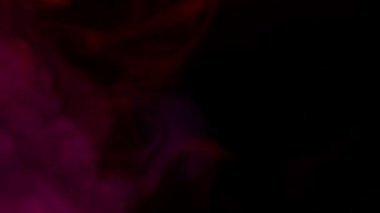 Ultrasonik Aroma Yayıcı 'dan duman ve siyah arkaplanda renkli ışık. Renkli Buhar karanlıkta hareket ediyor. Siyah üzerine renkli ışıkta gerçek yapay duman. Siber punk 'ın ruh halini ve ses tonunu temsil et