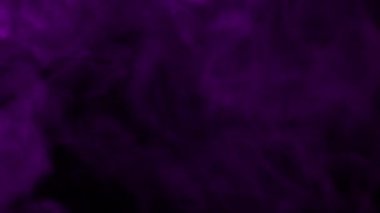 Ultrasonik Aroma Yayıcı 'dan duman ve siyah arkaplanda renkli ışık. Renkli Buhar karanlıkta hareket ediyor. Siyah üzerine renkli ışıkta gerçek yapay duman. Siber punk 'ın ruh halini ve ses tonunu temsil et