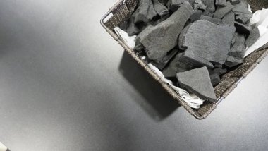 Doğal ahşap kömür geleneksel kömür ya da ahşap masa manzaralı sert odun kömürü. Izgara için ateş yakmak ya da dışarıda yemek pişirmek için kömür malzemesi. Siyah kömür üst görünümü kapat.
