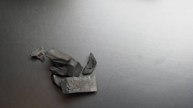 Doğal ahşap kömür geleneksel kömür ya da ahşap masa manzaralı sert odun kömürü. Izgara için ateş yakmak ya da dışarıda yemek pişirmek için kömür malzemesi. Siyah kömür üst görünümü kapat.