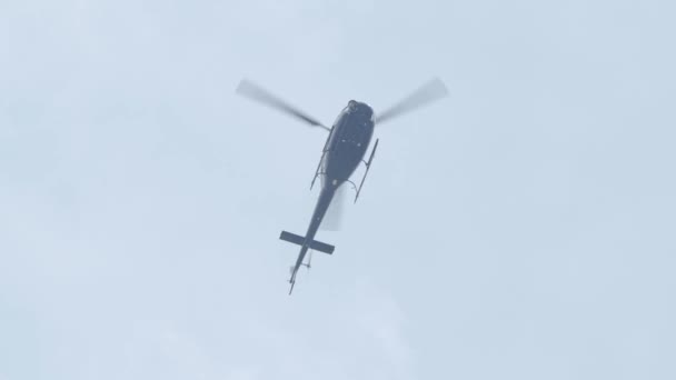 直升机在空中低角飞行拍摄镜头 直升机在飞行中 横向和纵向运动的能力 运动方向由转子叶片的节距控制 — 图库视频影像