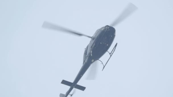 Helicóptero Volando Cielo Imágenes Bajo Ángulo Disparo Helicóptero Vuelo Capaz — Vídeos de Stock