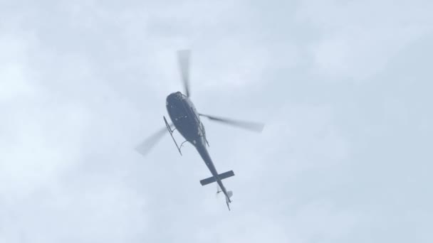 Vrtulník Letí Obloze Záběry Nízkého Úhlu Helikoptéra Letu Schopný Pohybu — Stock video