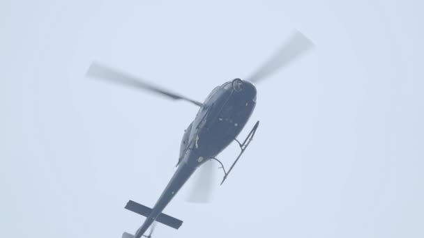 Hélicoptère Volant Dans Ciel Prise Vue Angle Bas Hélicoptère Vol — Video
