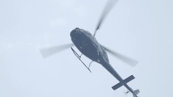 Helicóptero Volando Cielo Imágenes Bajo Ángulo Disparo Helicóptero Vuelo Capaz — Vídeos de Stock