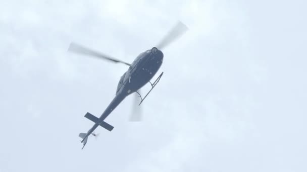 Śmigłowiec Lecący Niebie Niskiego Kąta Strzału Helikopter Locie Zdolne Poruszania — Wideo stockowe