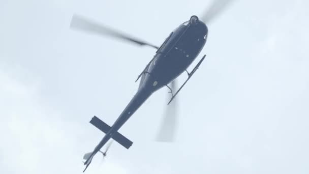 直升机在空中低角飞行拍摄镜头 直升机在飞行中 横向和纵向运动的能力 运动方向由转子叶片的节距控制 — 图库视频影像