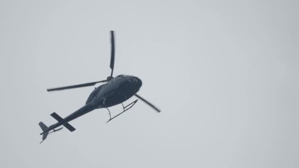 Helicóptero Voando Céu Imagens Tiro Ângulo Baixo Helicóptero Voo Capaz — Vídeo de Stock
