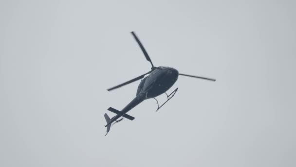 Helikopter Repül Égen Alacsony Szögű Lövés Felvételek Helikopter Repülés Közben — Stock videók