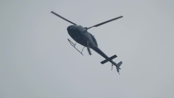 Helikopter Vliegt Lucht Lage Hoek Opname Beelden Helikopter Vlucht Geschikt — Stockvideo
