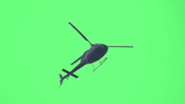 Helikopter yeşil ekran alçak açılı kamerada uçuyor. Gerçekçi helikopter döngüsü animasyonu. Yeşil ekran görüntüsü. Yeşil ekranlı uçak uçuşu. Uçak kroma anahtar prodüksiyon sonrası 4K görüntü.