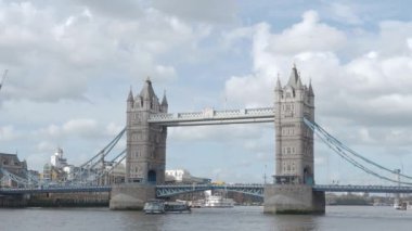 Tower Bridge ve Thames River Birleşik Krallık statik kamera görüntüleri. İngiltere İkonik Kule Köprüsü Yaz Gecesi. Üç ayaklı çekim Londra 'nın simgesi Towerbridge İngiltere çok güzel ve tarihsel