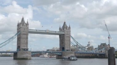 Tower Bridge ve Thames River Birleşik Krallık statik kamera görüntüleri. İngiltere İkonik Kule Köprüsü Yaz Gecesi. Üç ayaklı çekim Londra 'nın simgesi Towerbridge İngiltere çok güzel ve tarihsel